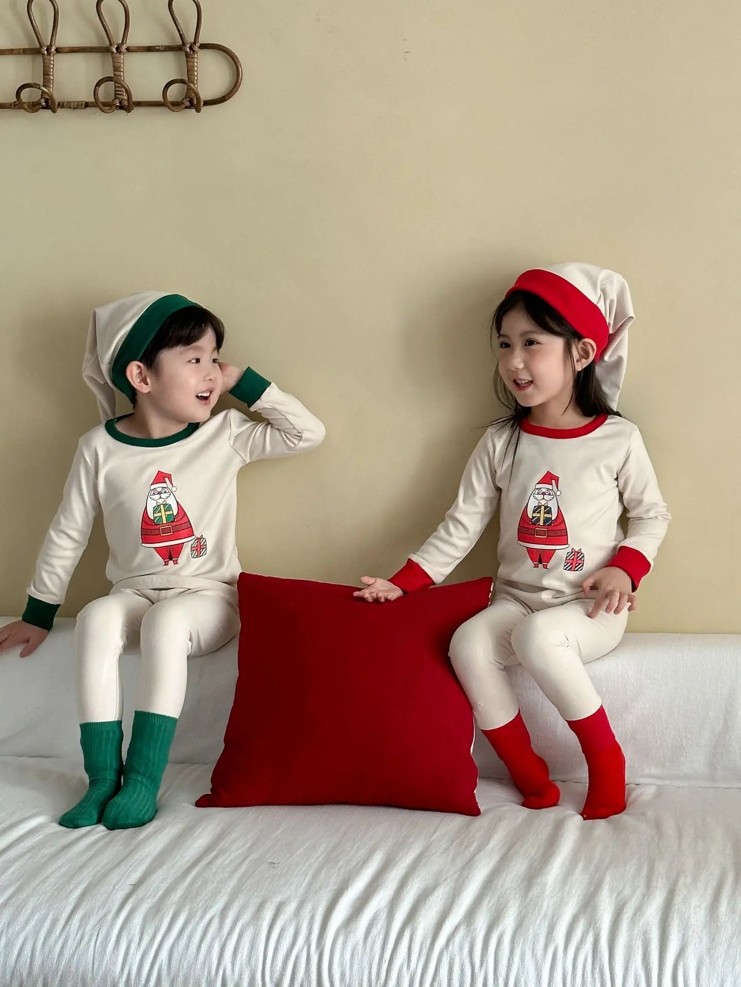 2025 Christmas Kids Pajamas Sets 1-8Y Baby Girls Boys Santa Claus Print Long Sleeve Top Pants with Hat Children Homewear Outfit